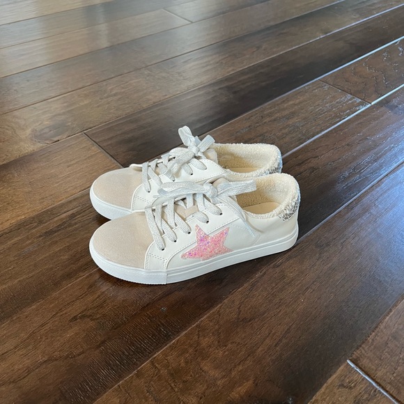 🔥Girls Pink Star Shoes size 4 - Picture 8 of 10